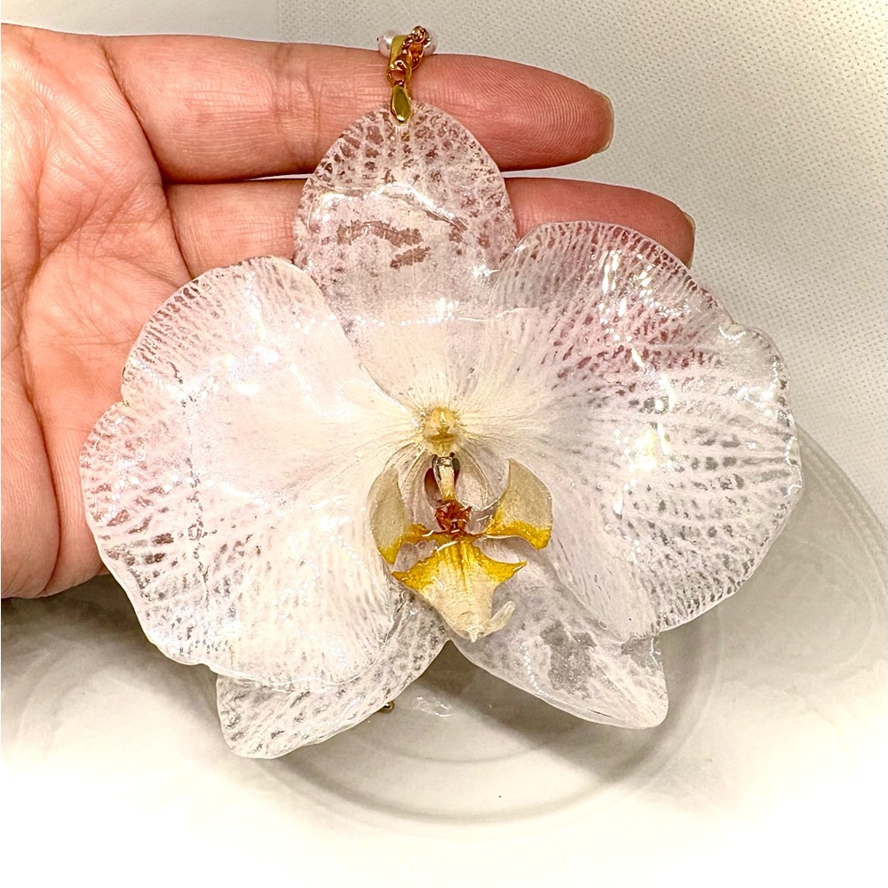 White and Gold Orchid Necklace